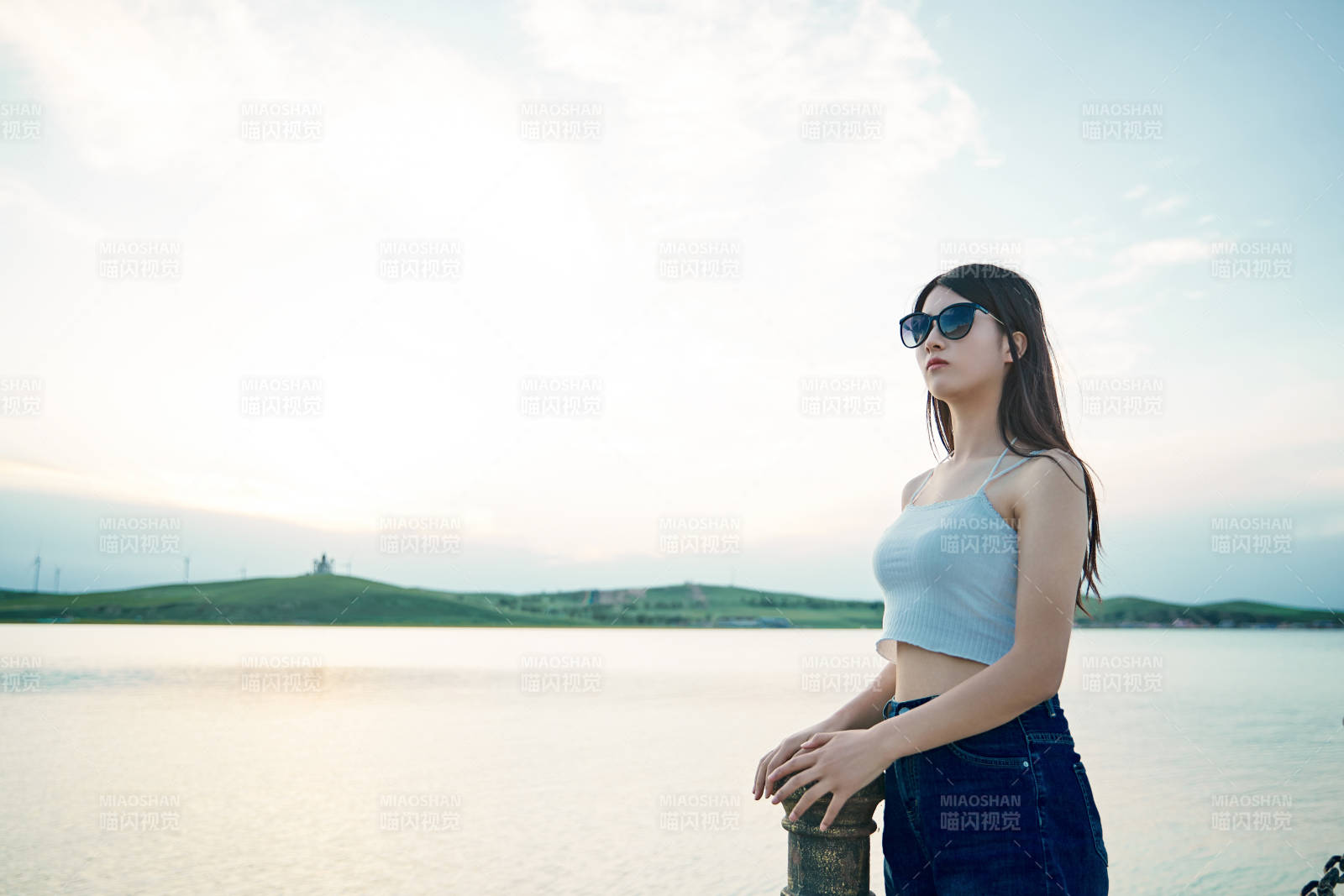 盛夏夕阳晚霞湖边码头看风景的少女图片