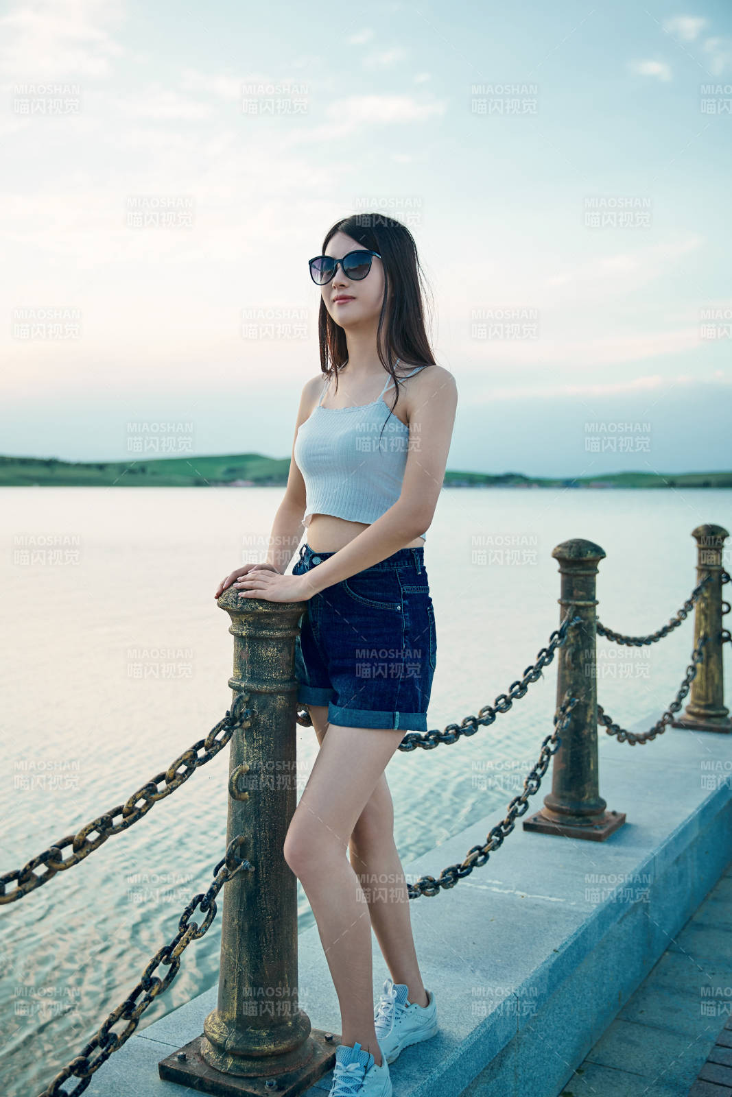 盛夏夕阳晚霞湖边码头看风景的少女图片