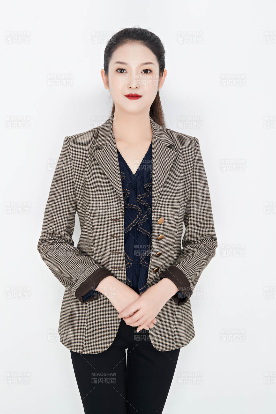 白色背景下的美丽商务女性肖像图片