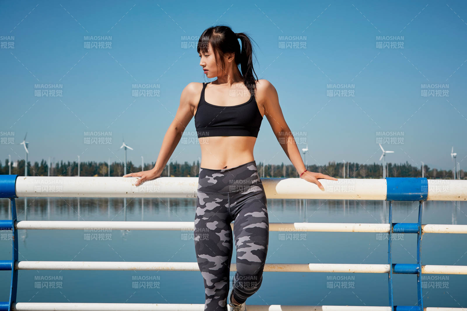 户外河畔公园进行跑步锻炼的亚洲女性图片