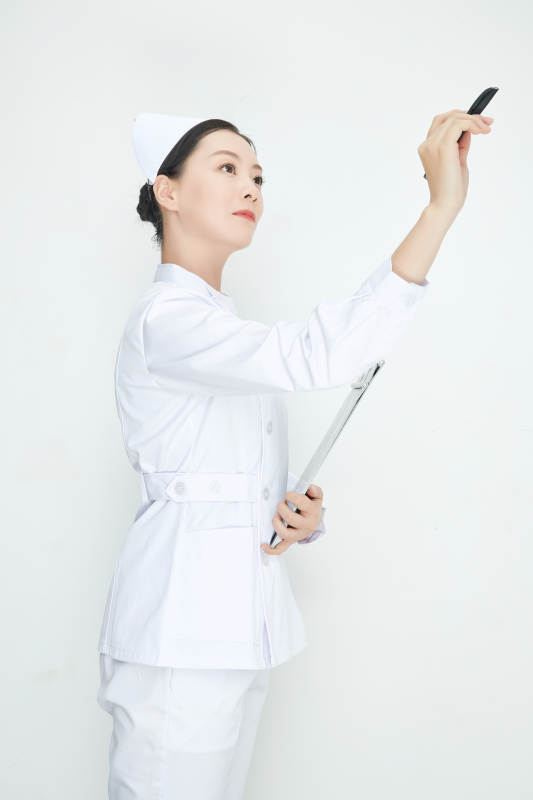 白背景里穿护士服手持病历夹的美女护士图片
