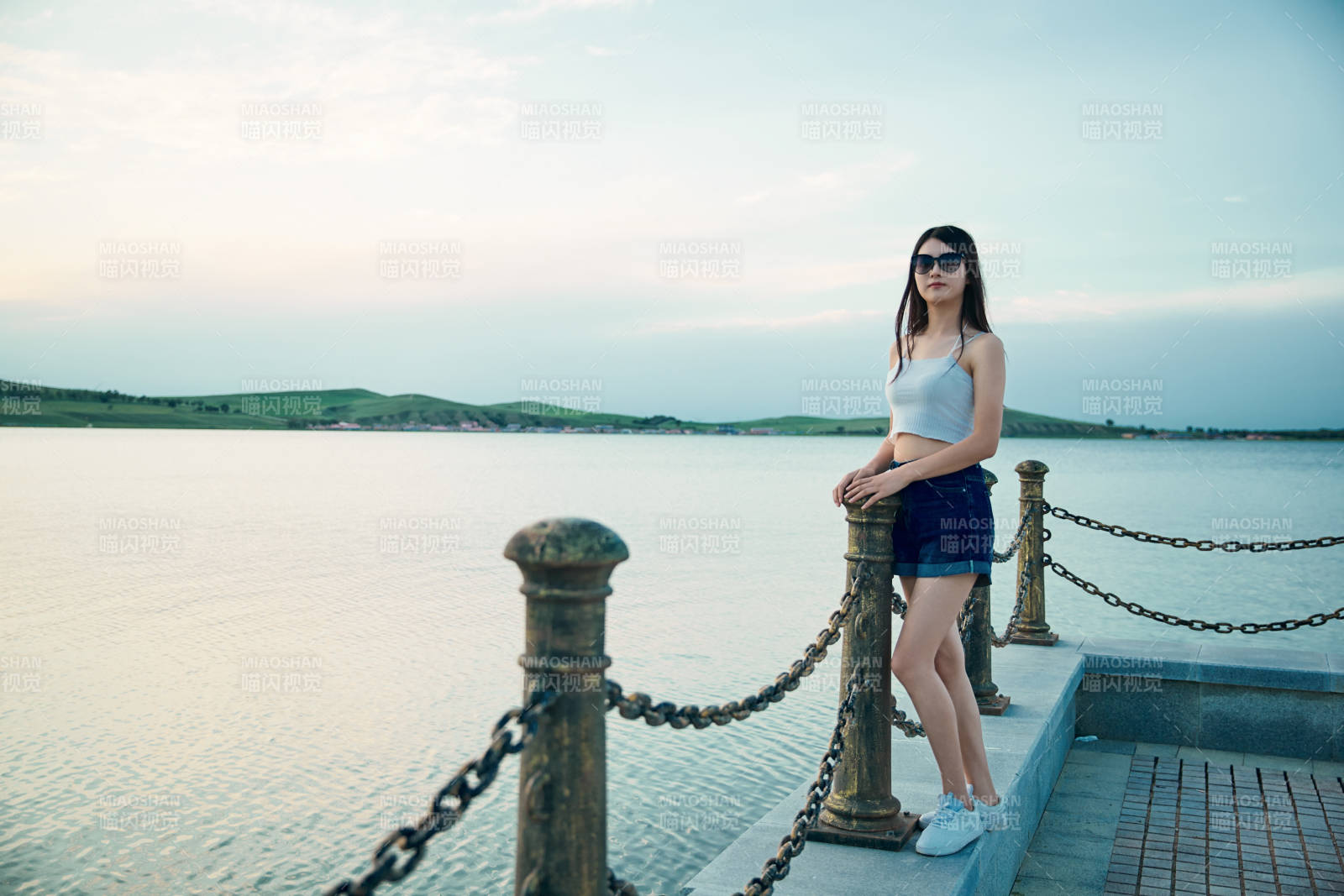 盛夏夕阳晚霞湖边码头看风景的少女图片