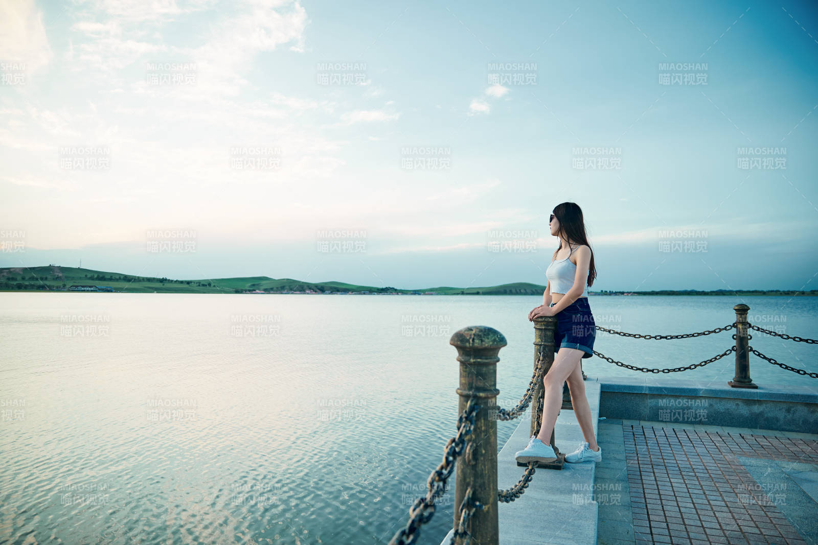 盛夏夕阳晚霞湖边码头看风景的少女图片