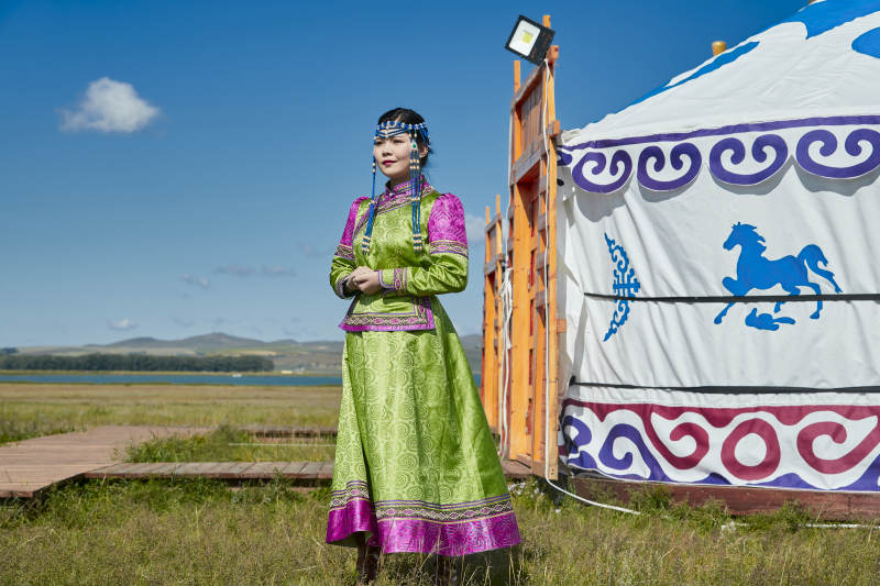 草原上身穿豪华蒙古族服饰的蒙族少女图片