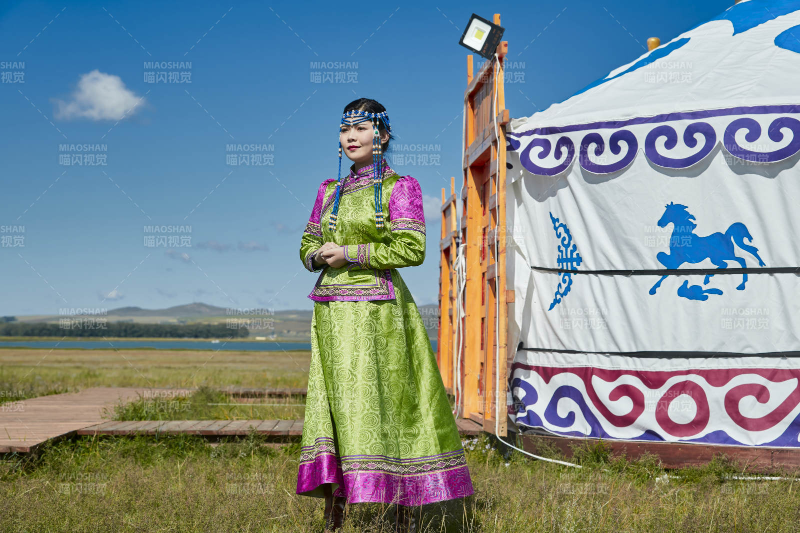 草原上身穿豪华蒙古族服饰的蒙族少女图片