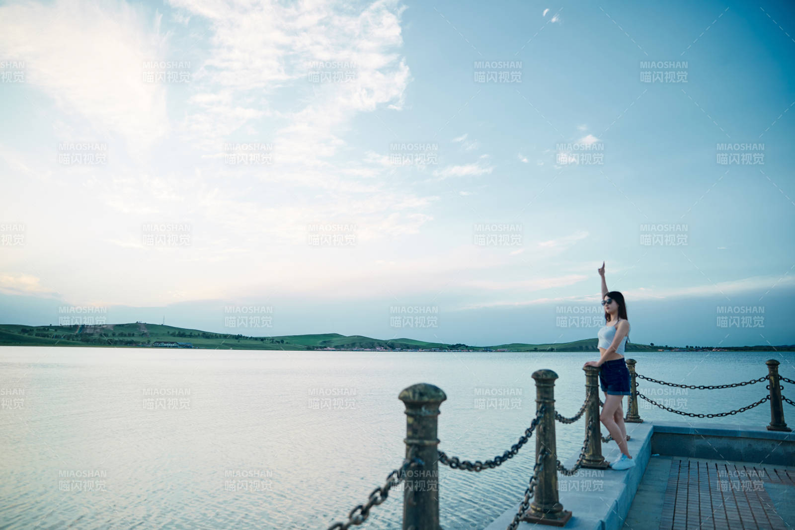 盛夏夕阳晚霞湖边码头看风景的少女图片