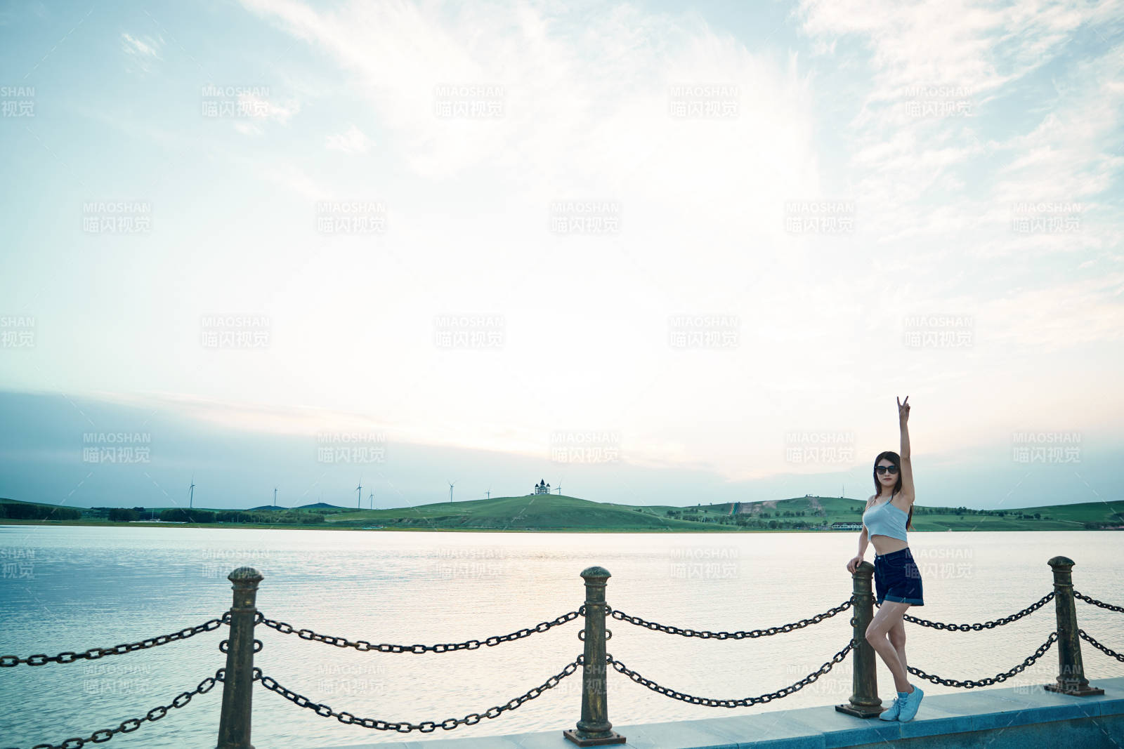 盛夏夕阳晚霞湖边码头看风景的少女图片