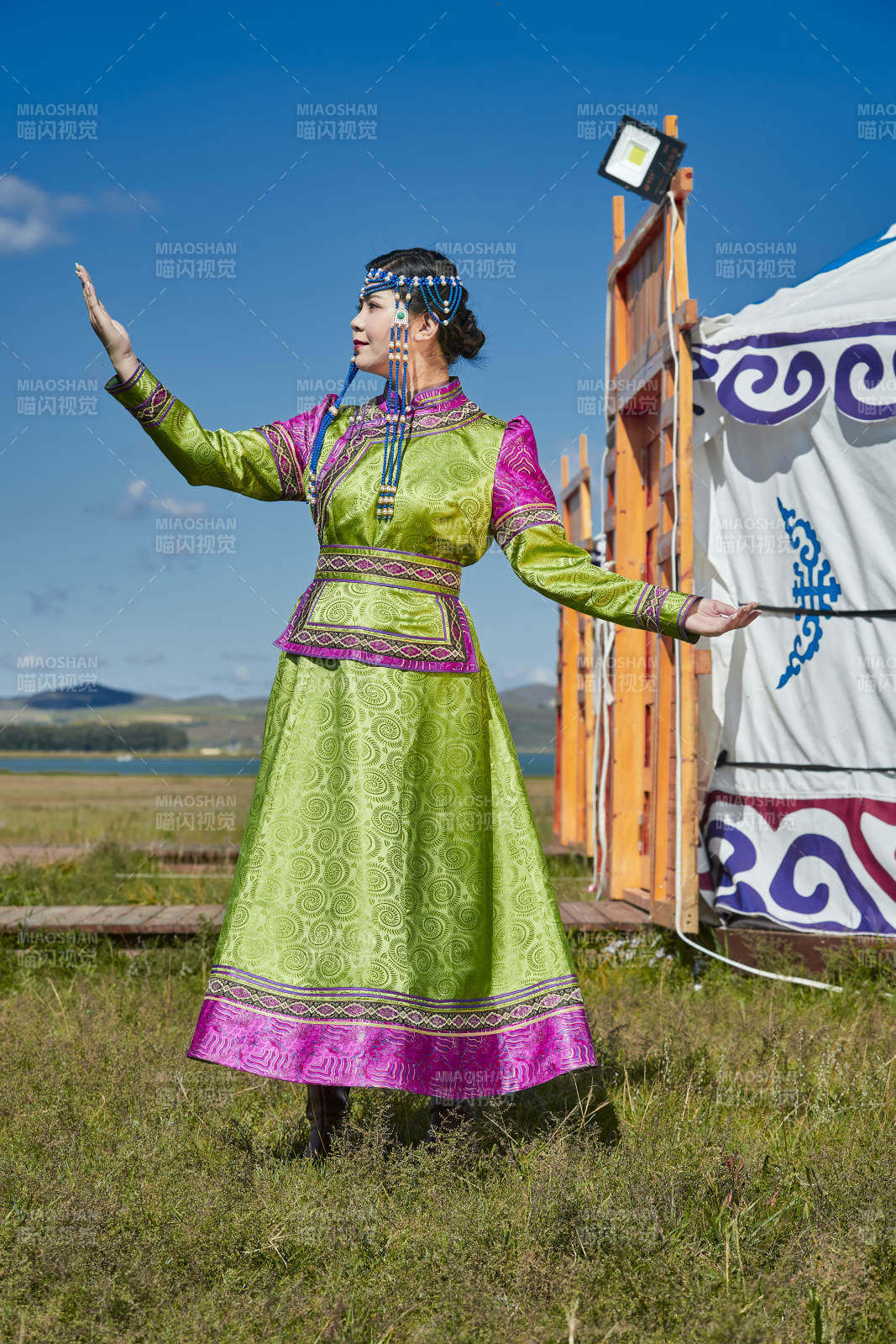 草原上身穿豪华蒙古族服饰的蒙族少女图片