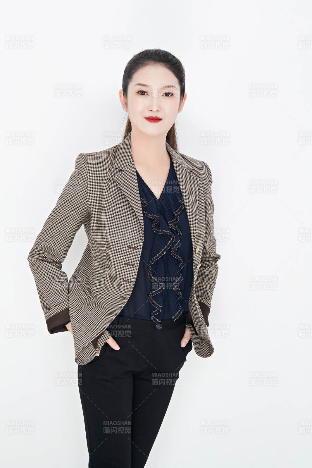 白色背景下的美丽商务女性肖像图片