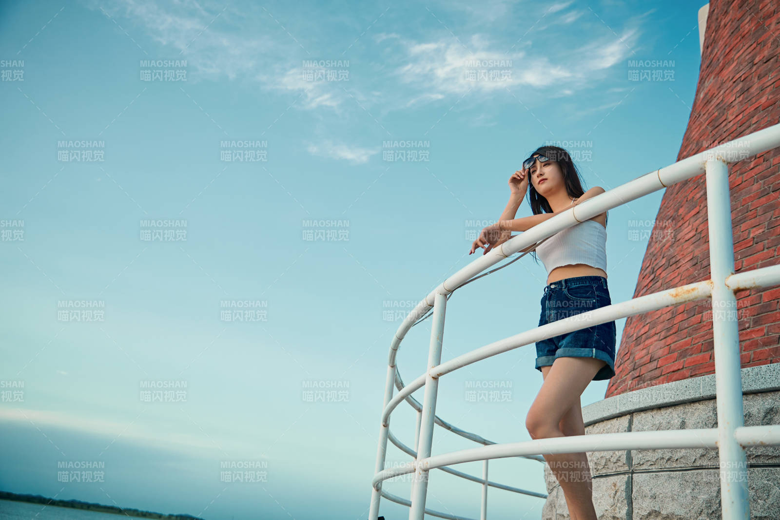 盛夏夕阳晚霞湖边码头看风景的少女图片