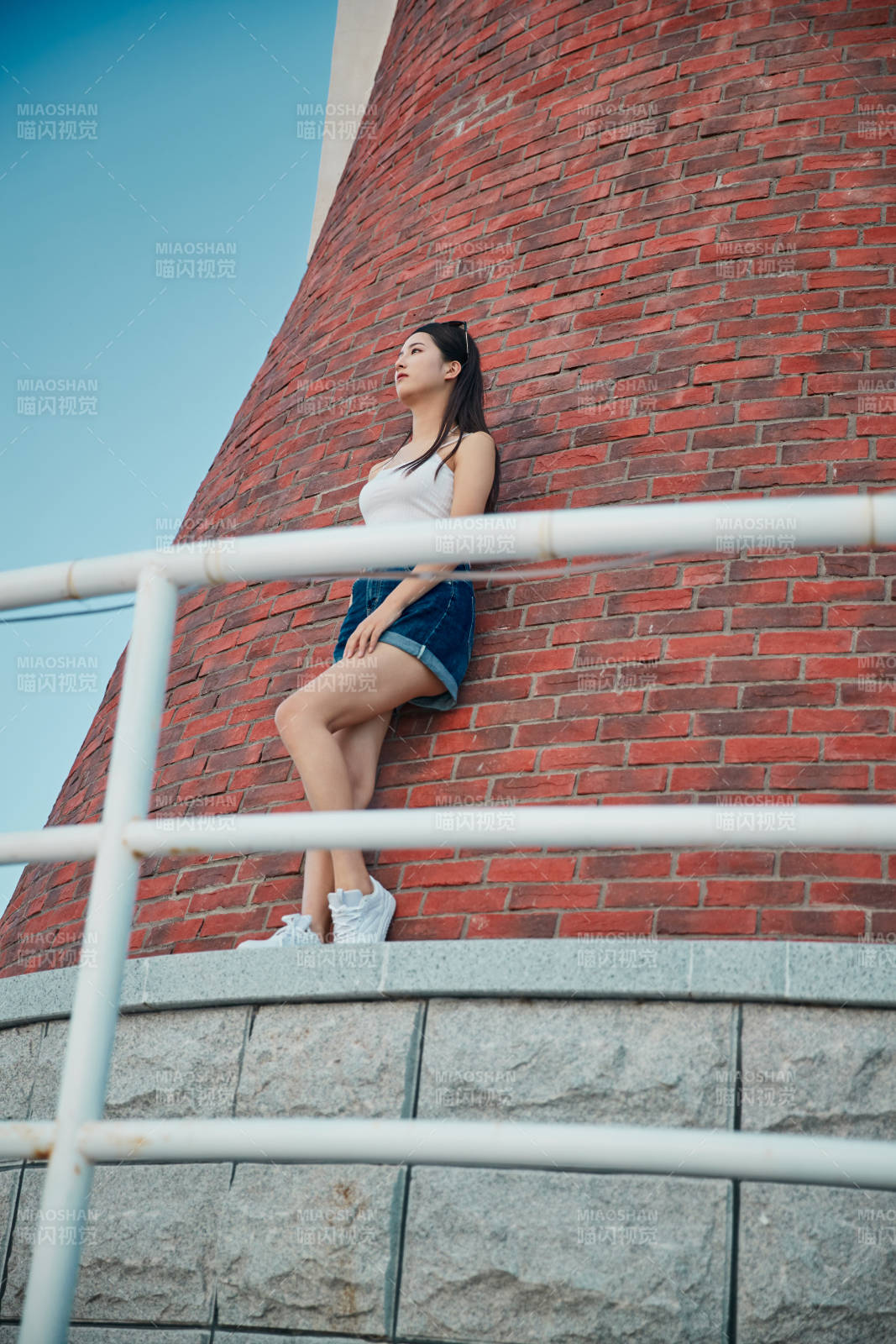 盛夏夕阳晚霞湖边码头看风景的少女图片