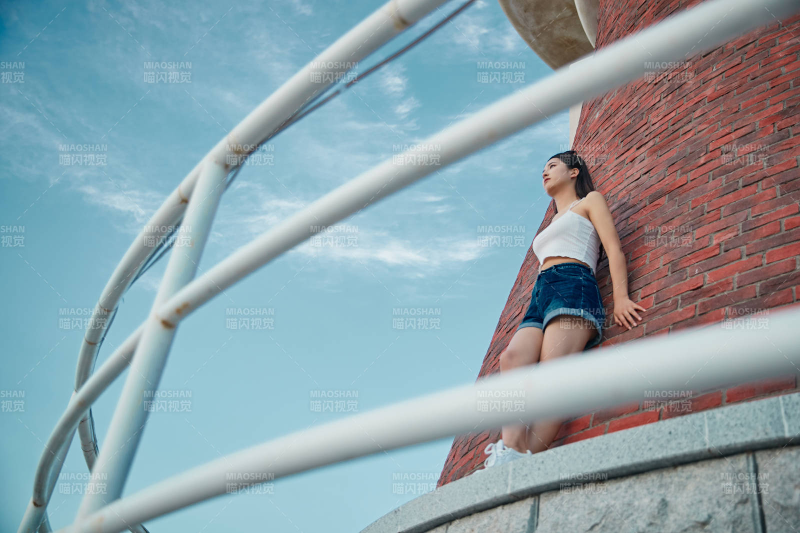 盛夏夕阳晚霞湖边码头看风景的少女图片