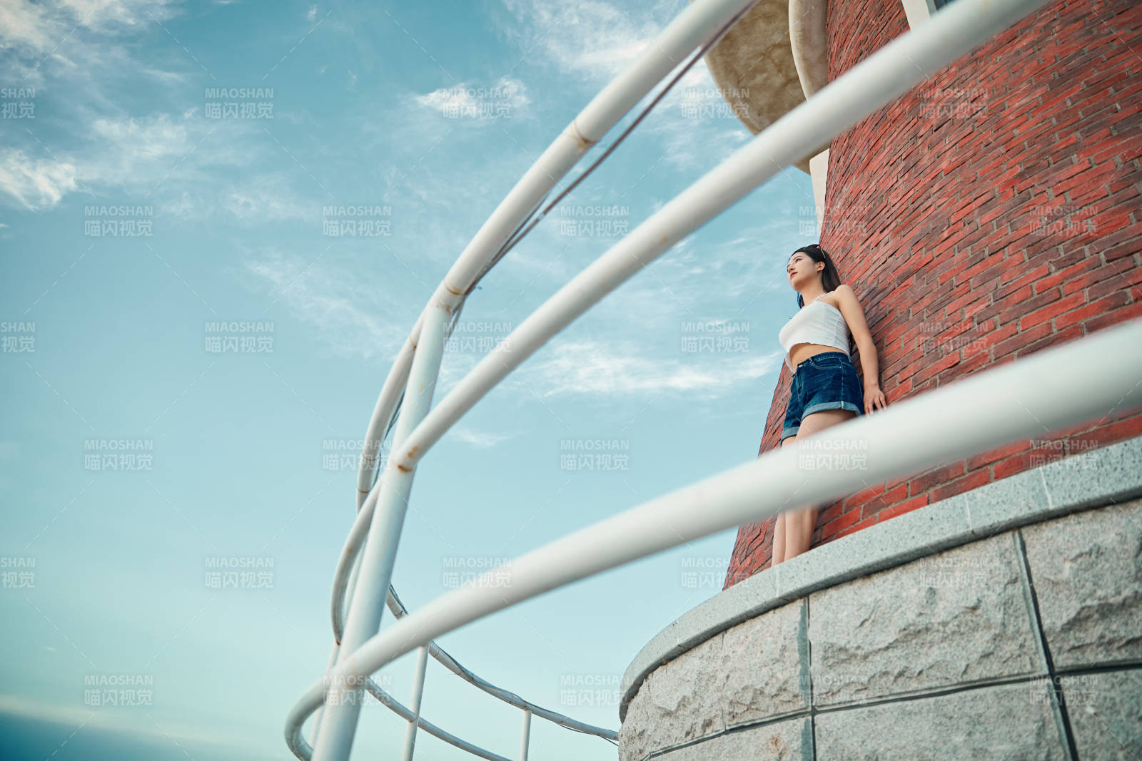 盛夏夕阳晚霞湖边码头看风景的少女图片