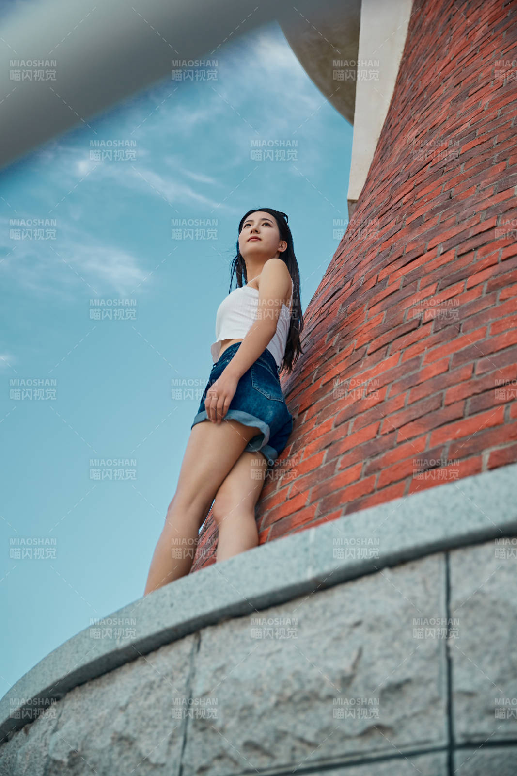 盛夏夕阳晚霞湖边码头看风景的少女图片