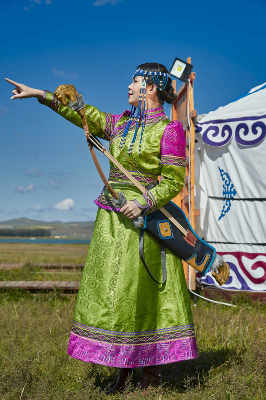 蒙古包前身穿蒙古族饰手持弓箭的蒙族少女图片