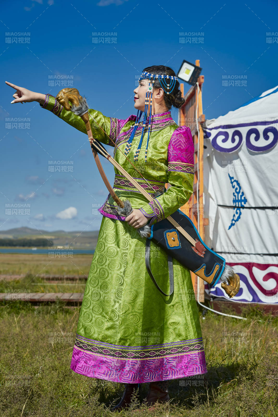 蒙古包前身穿蒙古族饰手持弓箭的蒙族少女图片