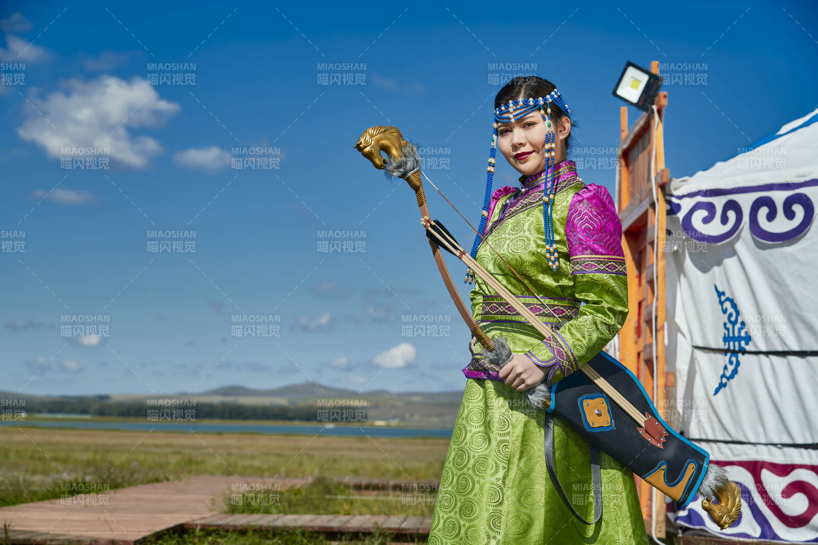 蒙古包前身穿蒙古族饰手持弓箭的蒙族少女图片