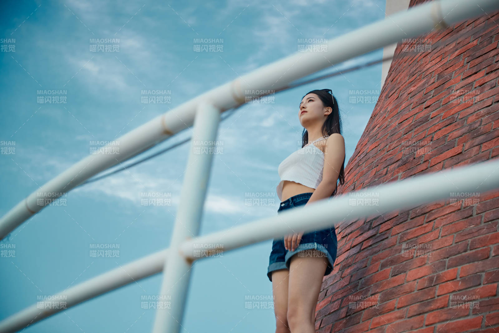 盛夏夕阳晚霞湖边码头看风景的少女图片