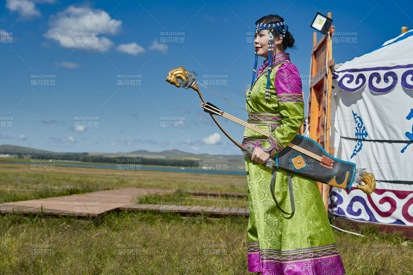 蒙古包前身穿蒙古族饰手持弓箭的蒙族少女图片