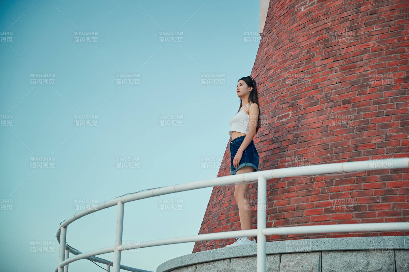 盛夏夕阳晚霞湖边码头看风景的少女图片