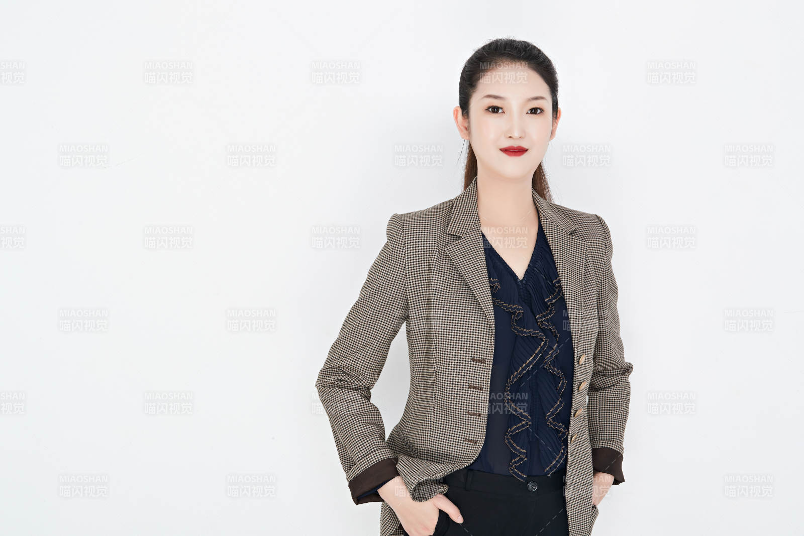 白色背景下的美丽商务女性肖像图片