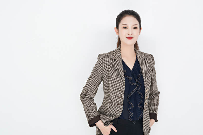 白色背景下的美丽商务女性肖像图片