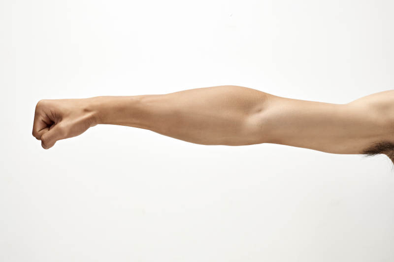 白色背景下的伸展手臂肌肉特写图片