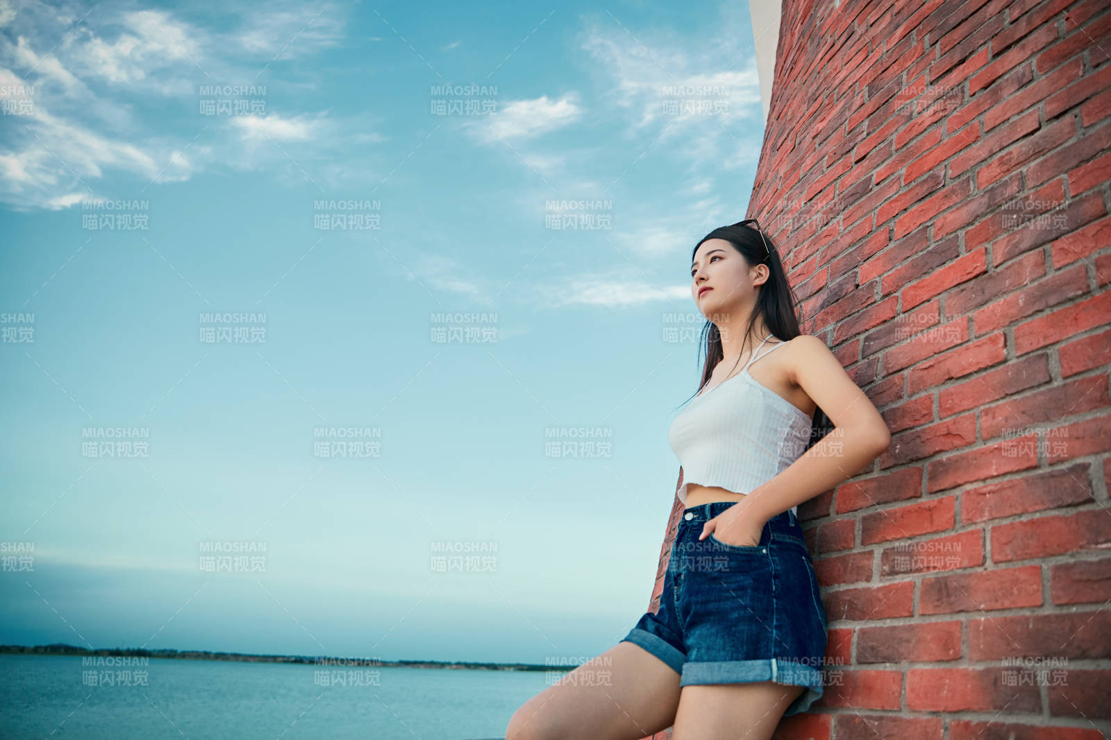 盛夏夕阳晚霞湖边码头看风景的少女图片