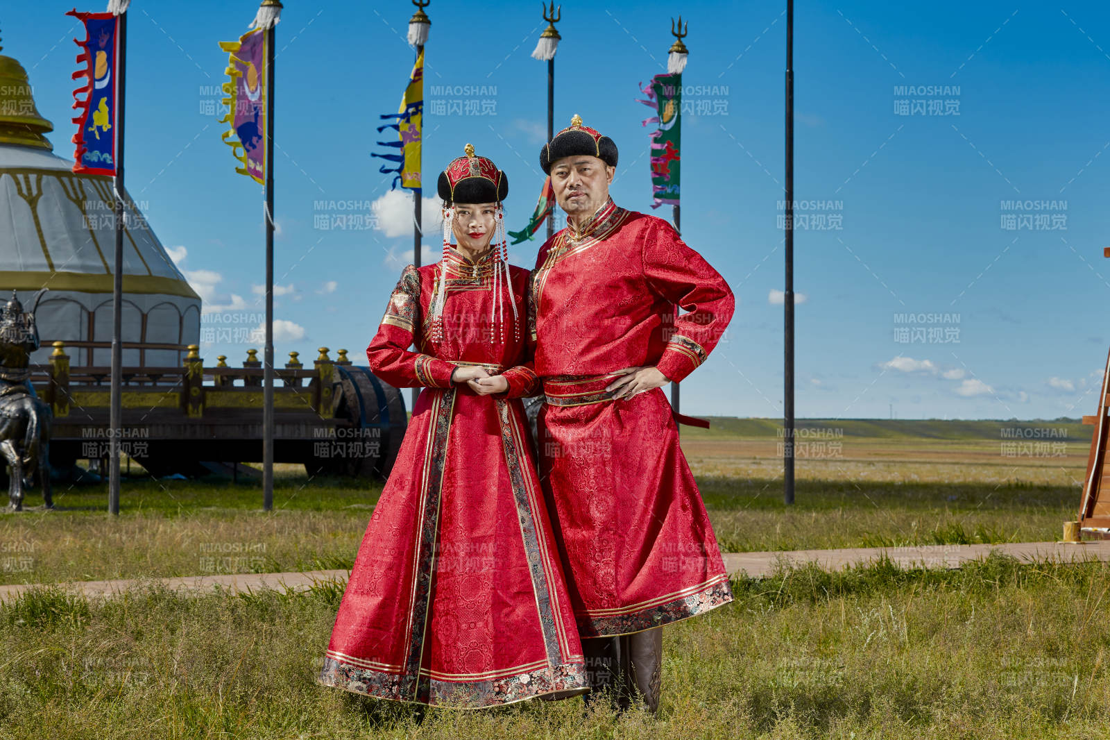 草原上蒙古包前穿蒙古族传统服饰的年轻夫妻图片