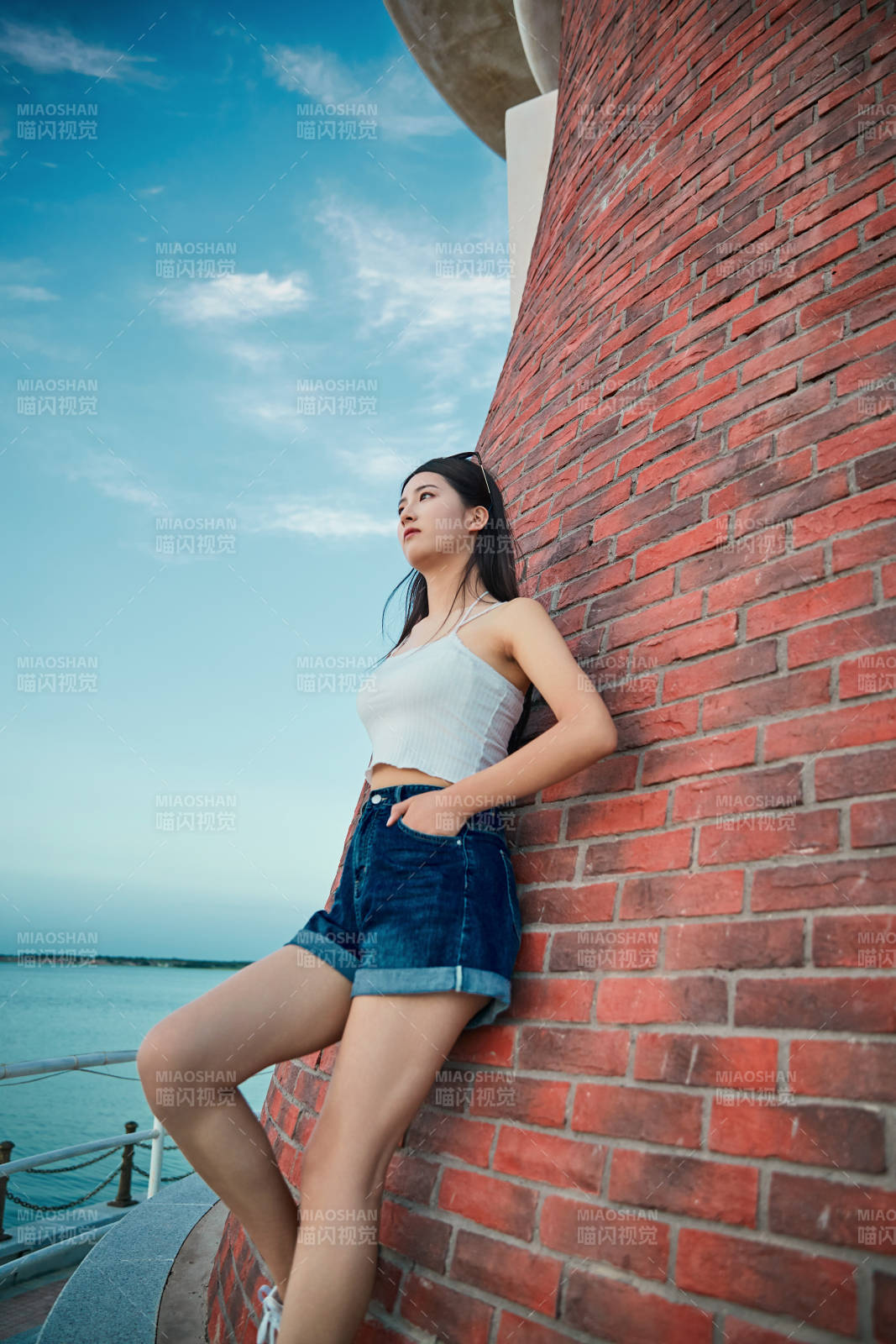 盛夏夕阳晚霞湖边码头看风景的少女图片