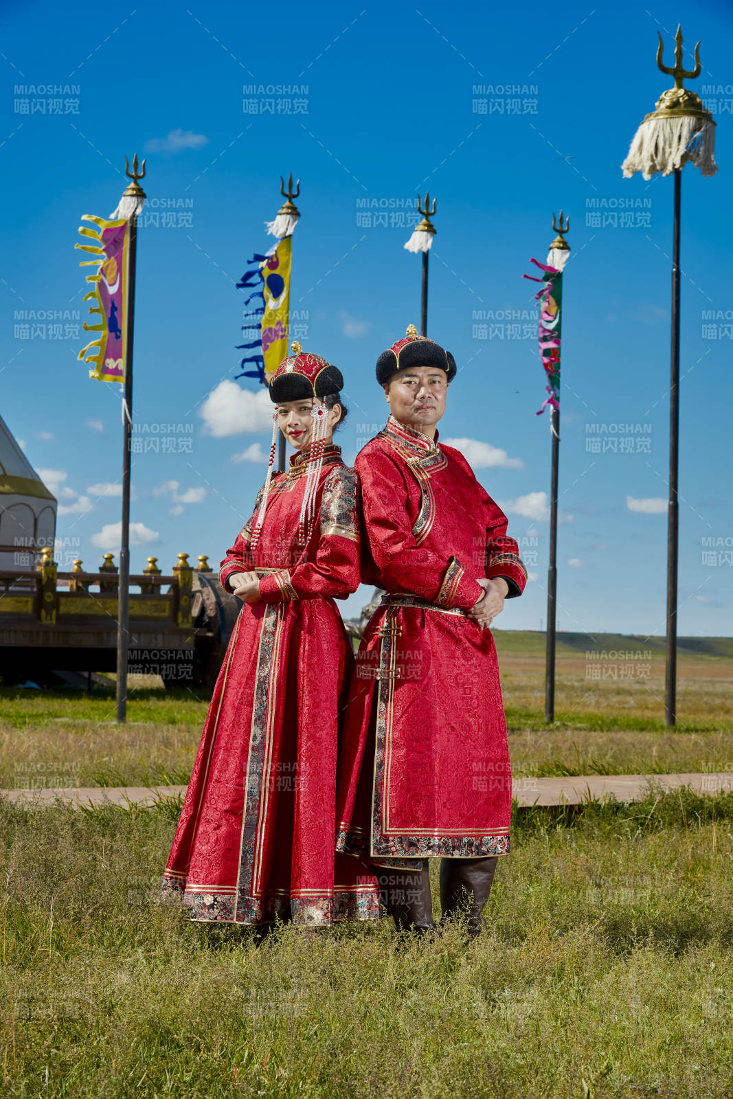 草原上蒙古包前穿蒙古族传统服饰的年轻夫妻图片