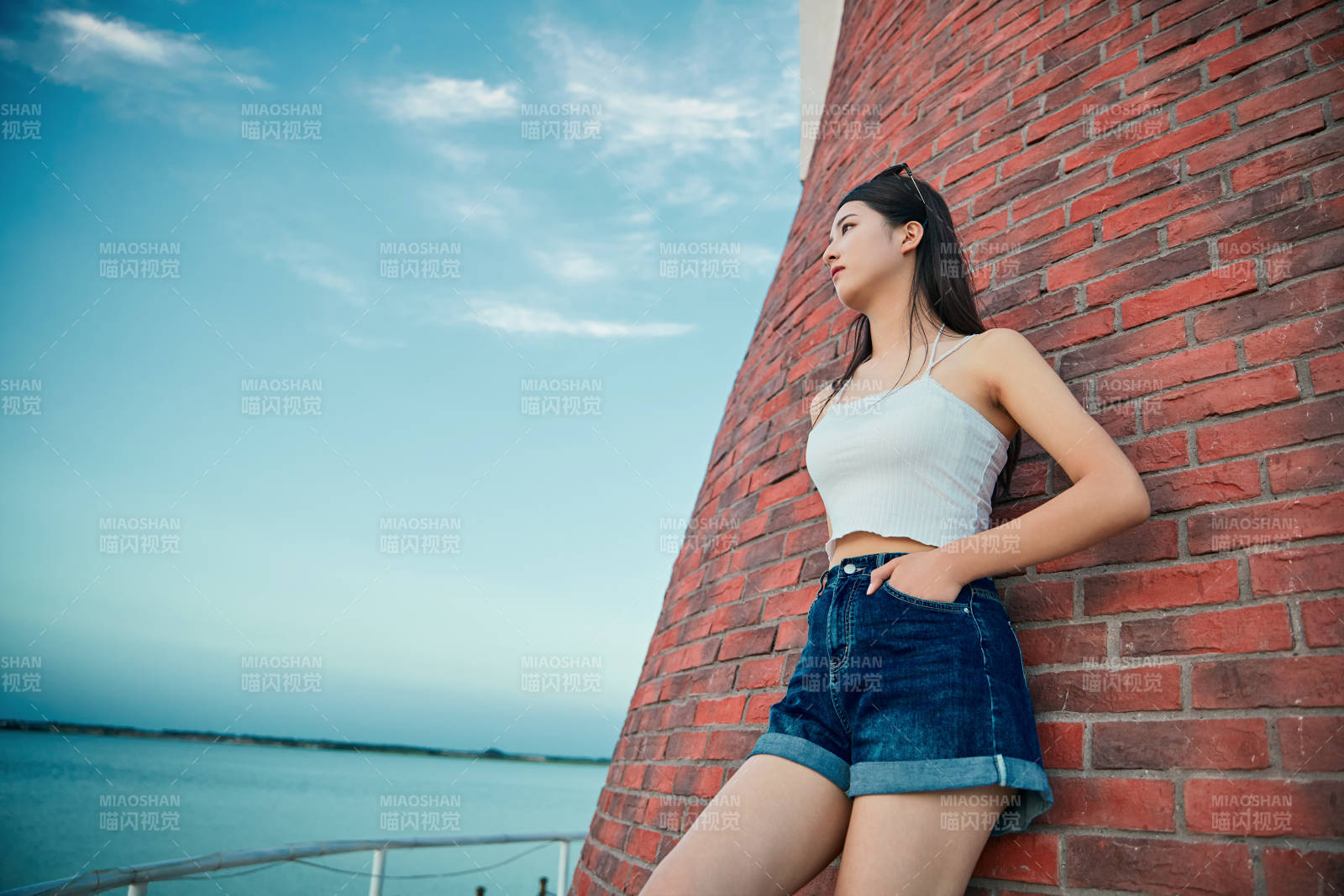 盛夏夕阳晚霞湖边码头看风景的少女图片