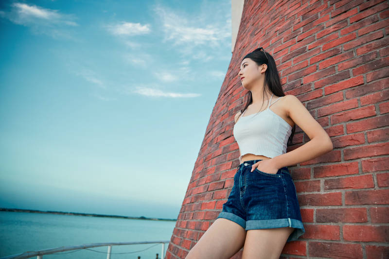 盛夏夕阳晚霞湖边码头看风景的少女图片