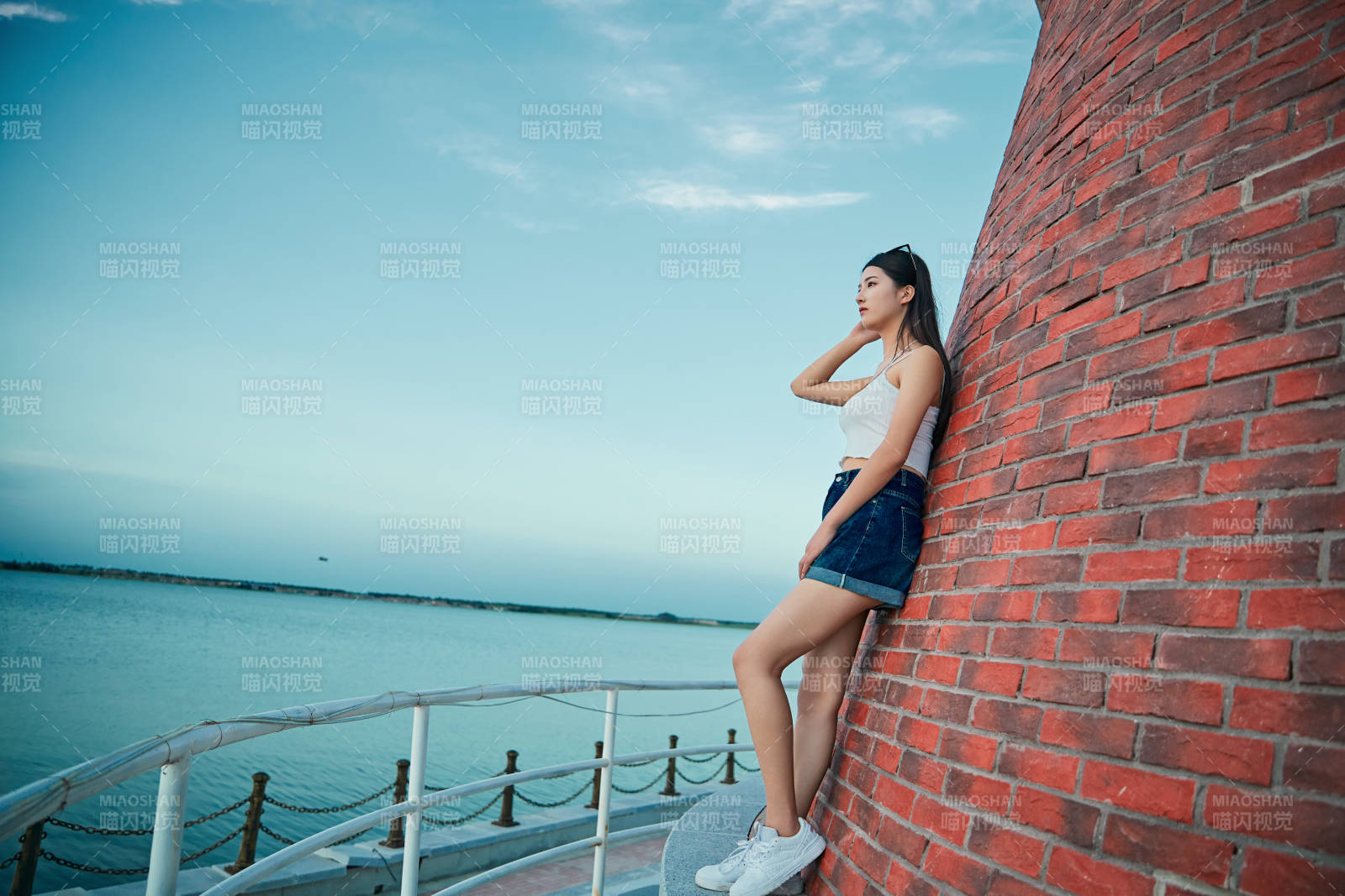 盛夏夕阳晚霞湖边码头看风景的少女图片