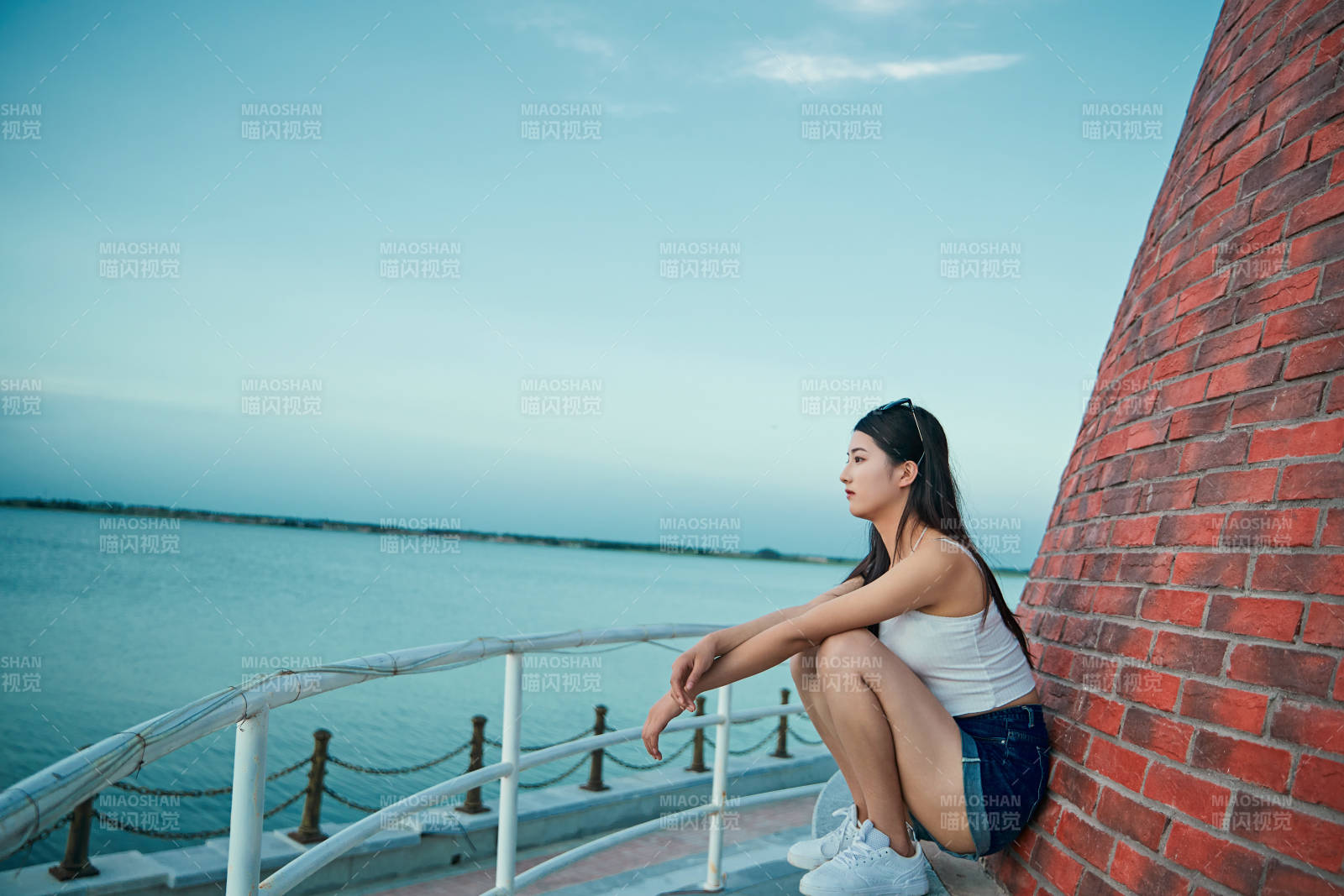 盛夏夕阳晚霞湖边码头看风景的少女图片