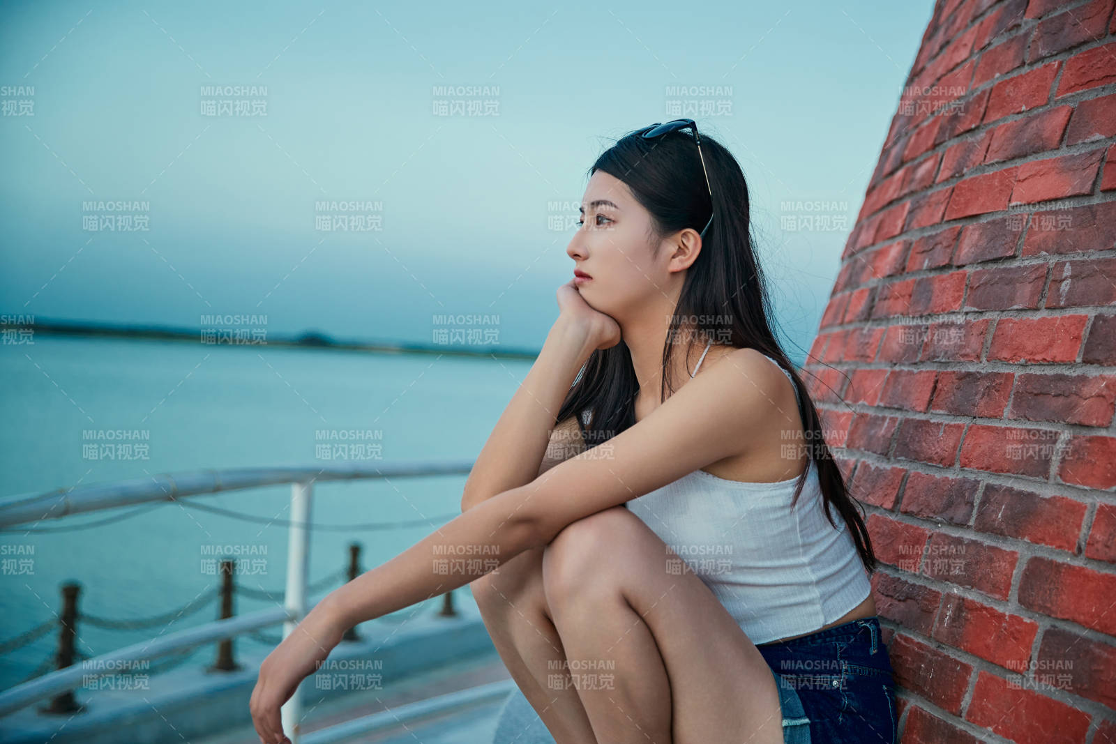 盛夏夕阳晚霞湖边码头看风景的少女图片