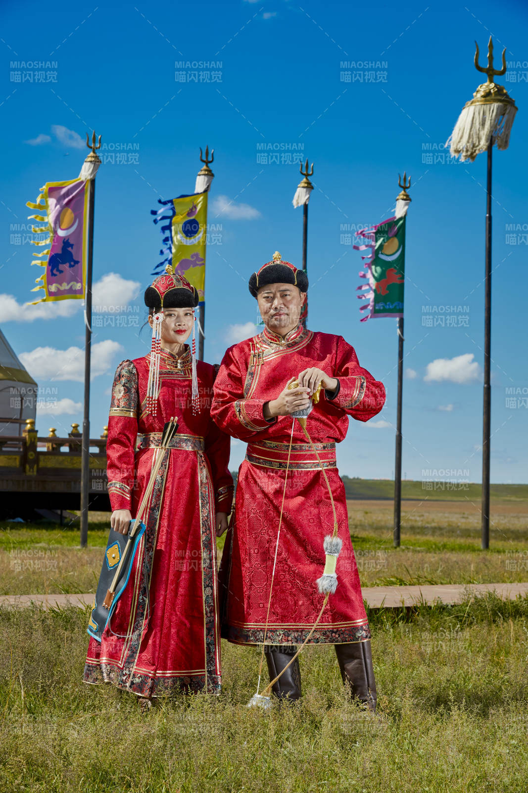 草原上蒙古包前穿蒙古族传统服饰的年轻夫妻图片