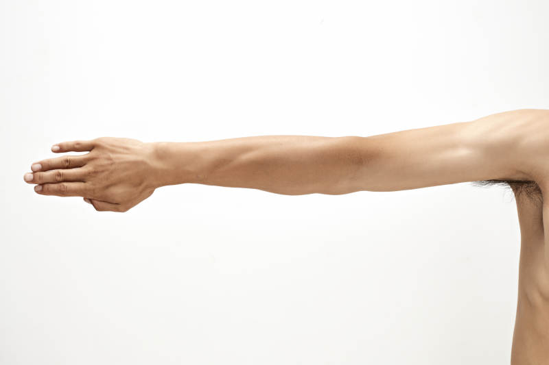 白色背景下的伸展手臂肌肉特写图片