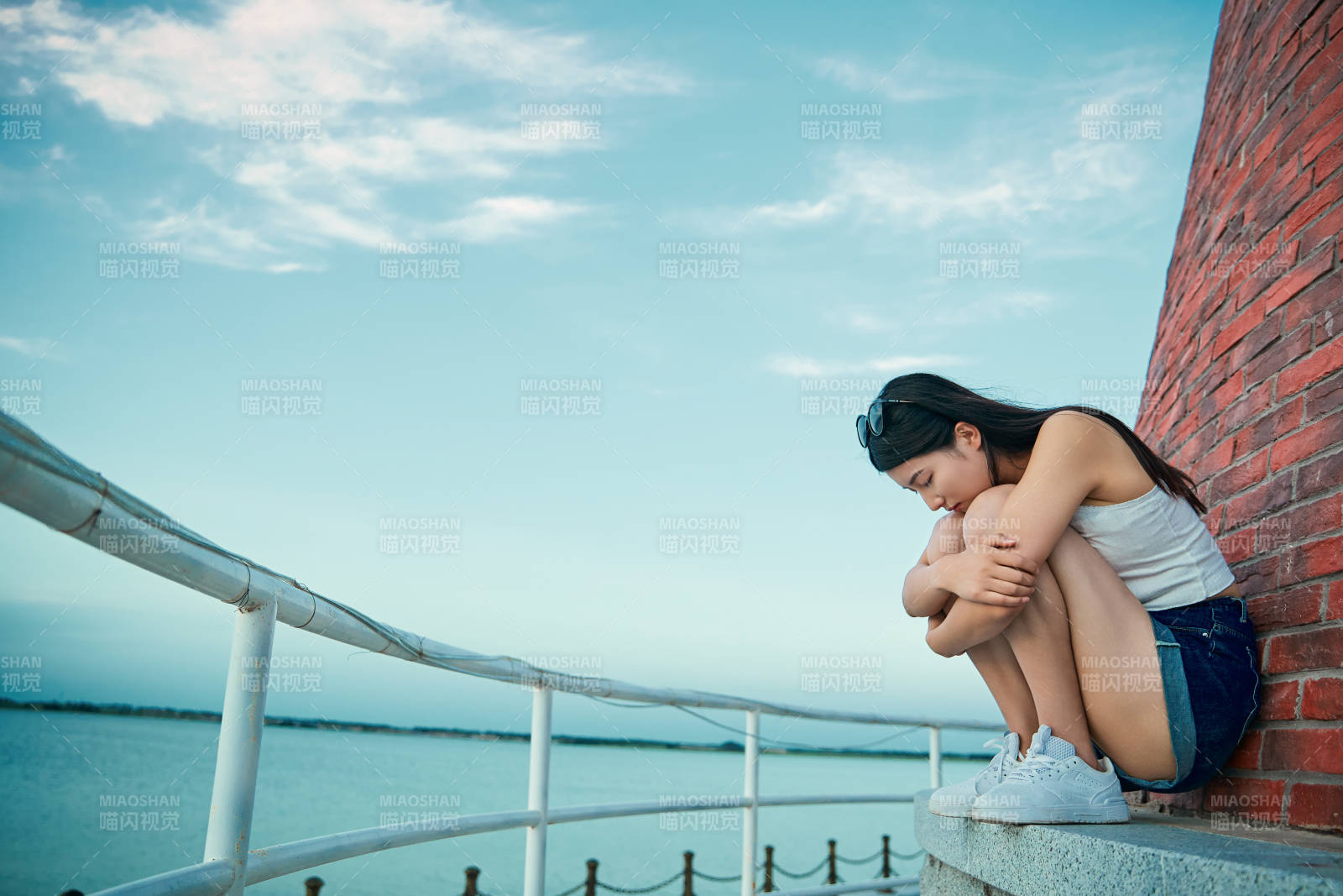 盛夏夕阳晚霞湖边码头看风景的少女图片