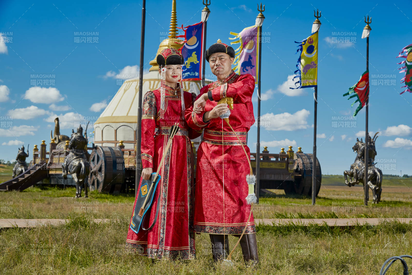 草原上蒙古包前穿蒙古族传统服饰的年轻夫妻图片