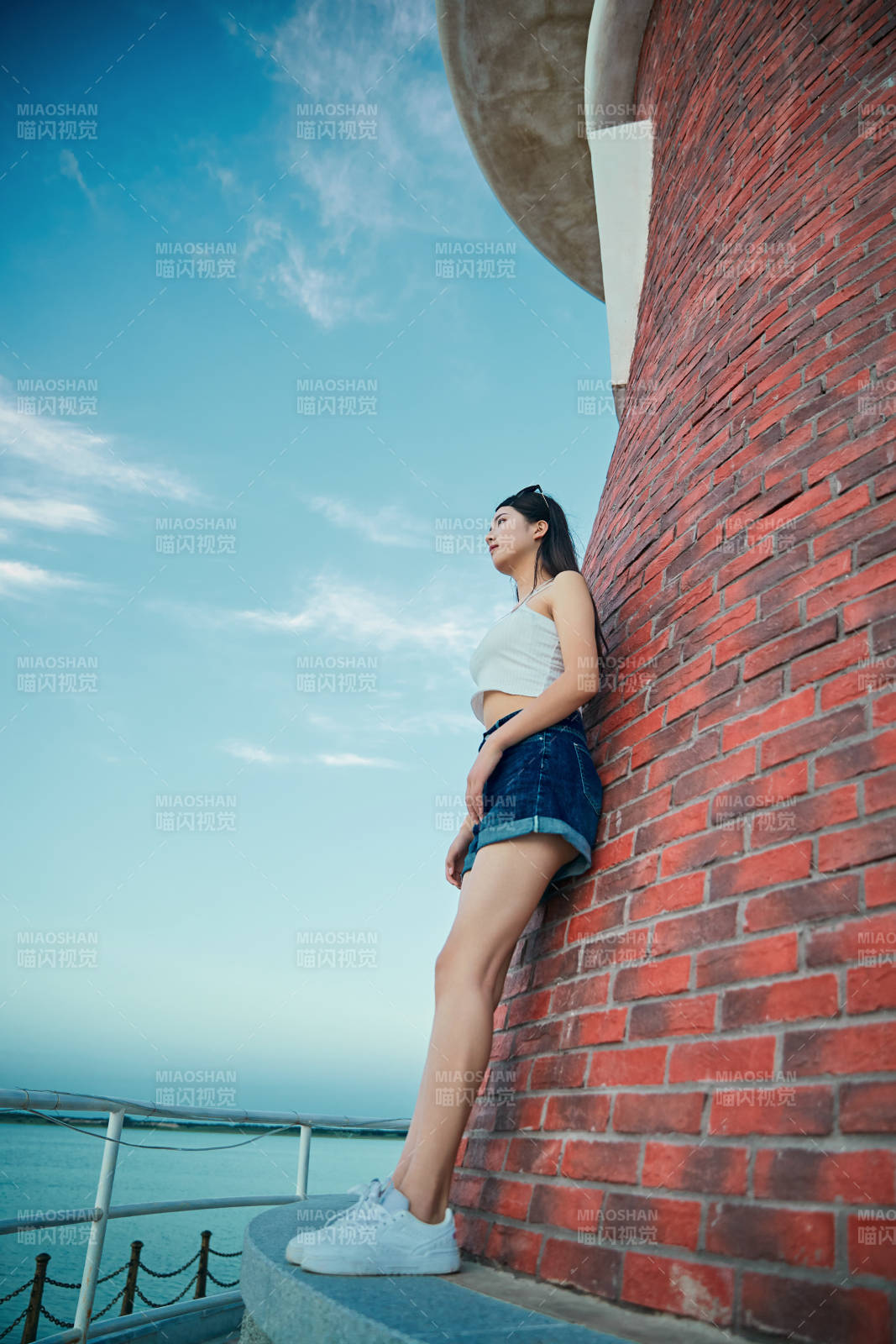 盛夏夕阳晚霞湖边码头看风景的少女图片