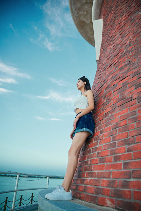 盛夏夕阳晚霞湖边码头看风景的少女图片