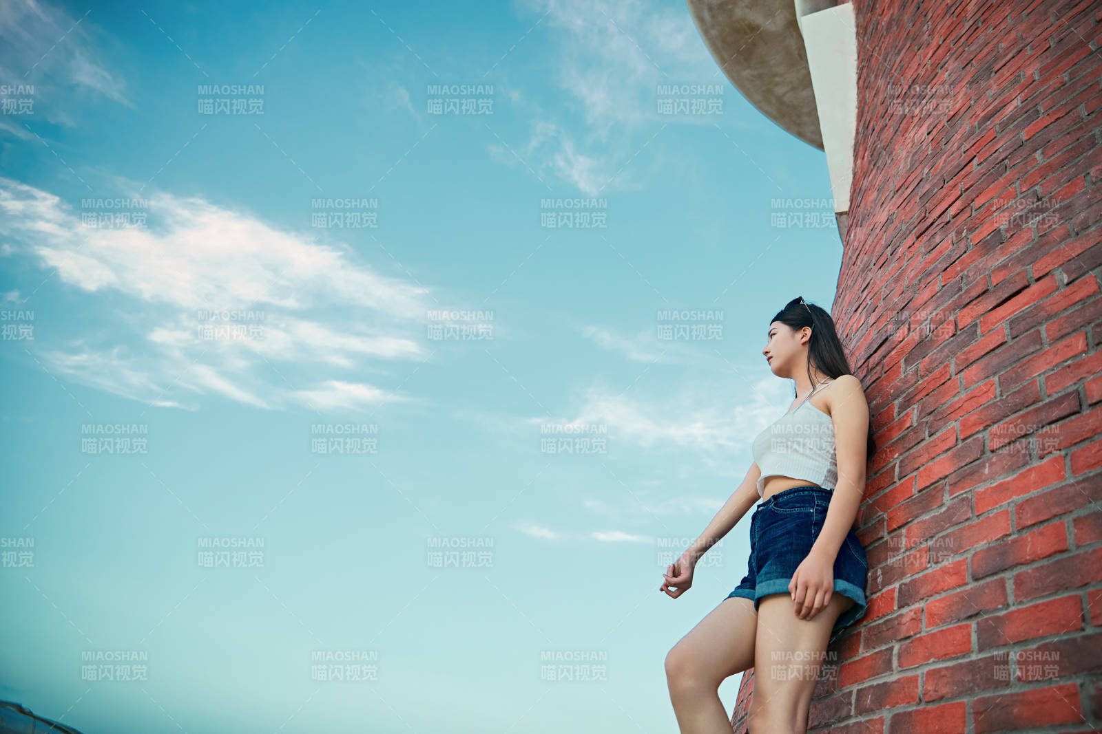 盛夏夕阳晚霞湖边码头看风景的少女图片