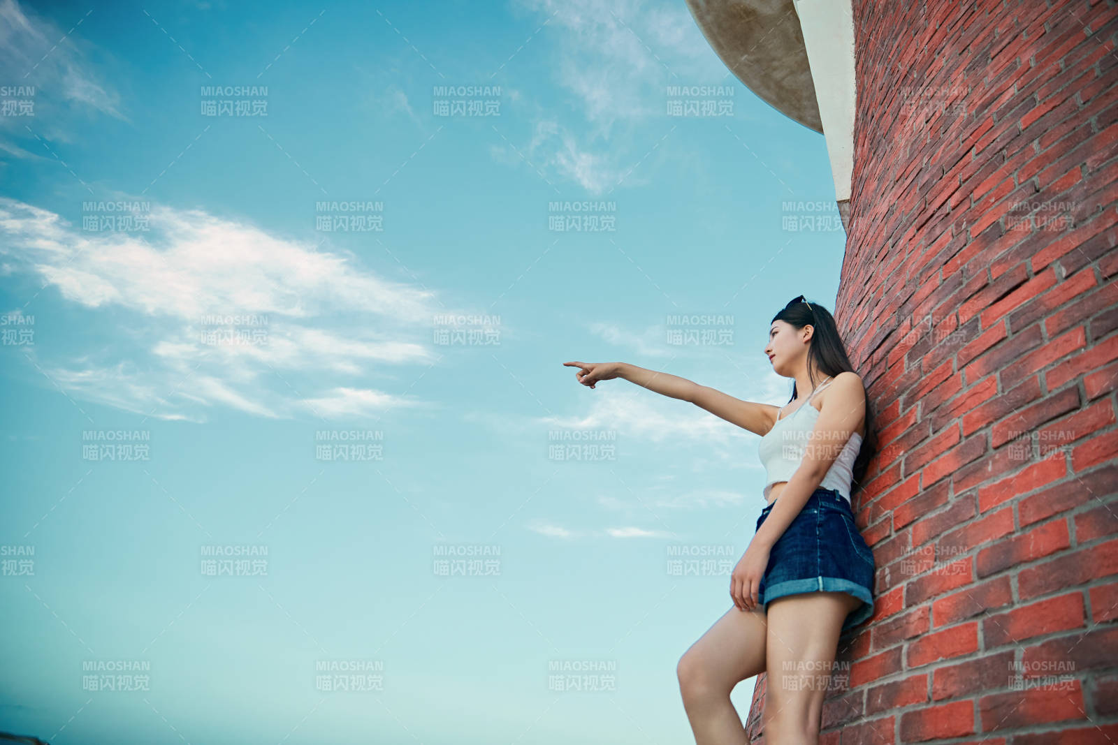 盛夏夕阳晚霞湖边码头看风景的少女图片
