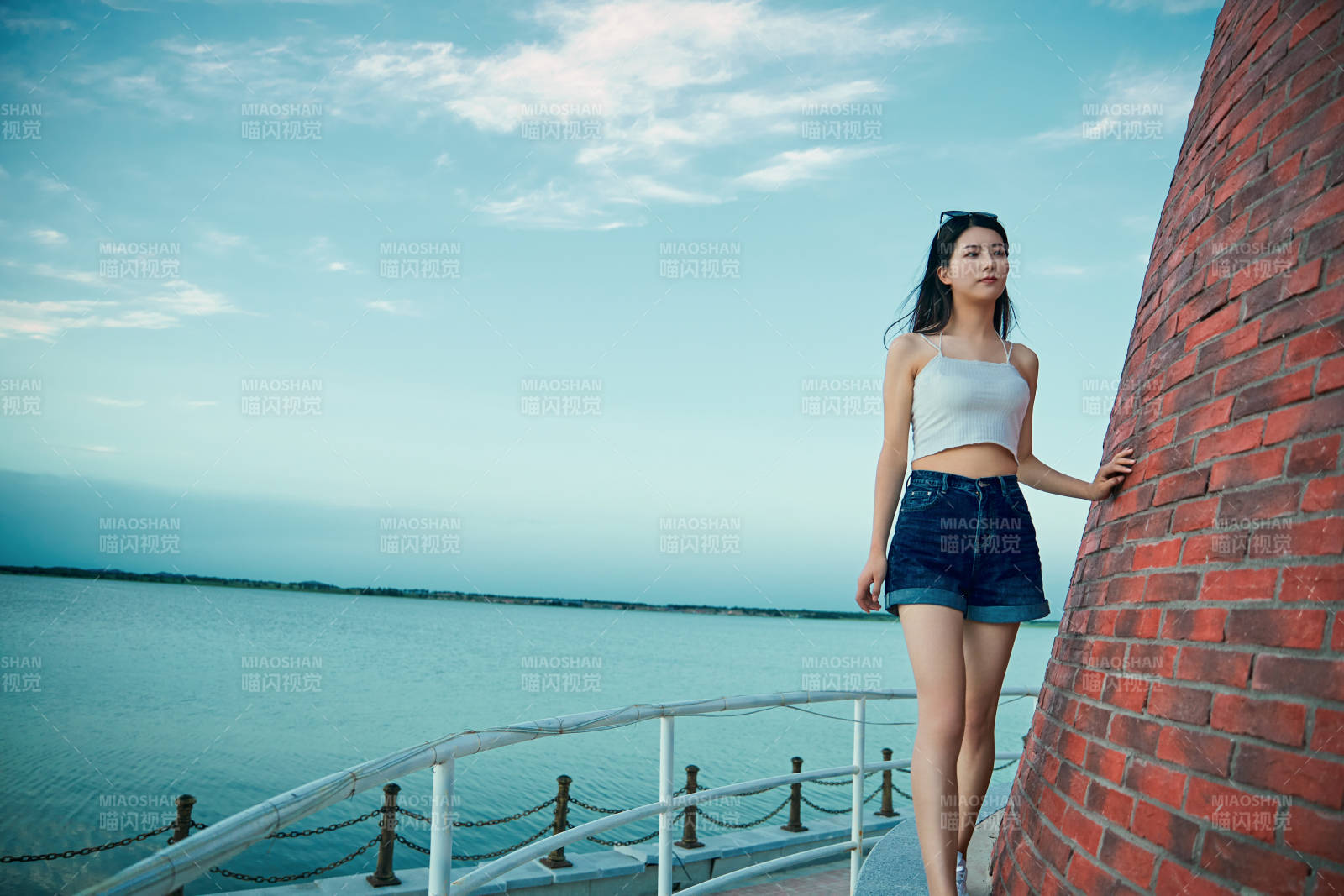 盛夏夕阳晚霞湖边码头看风景的少女图片