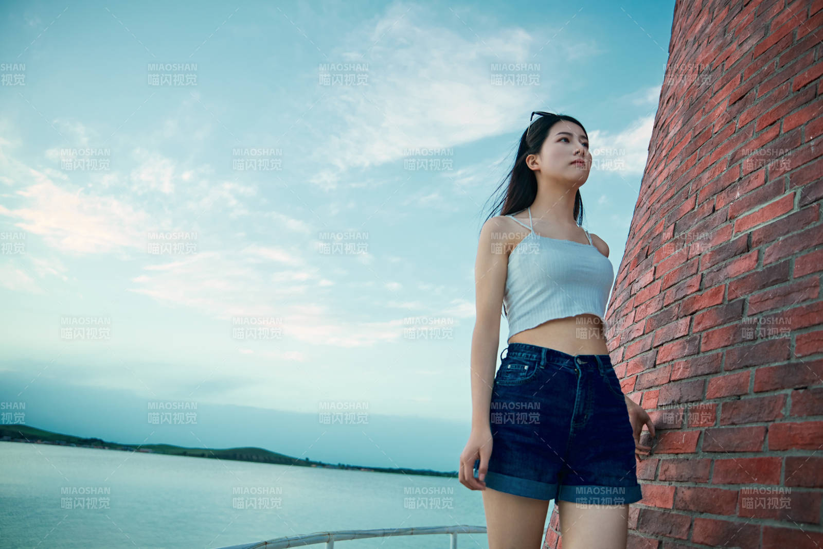 盛夏夕阳晚霞湖边码头看风景的少女图片