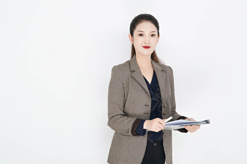 白色背景下的美丽商务女性肖像图片