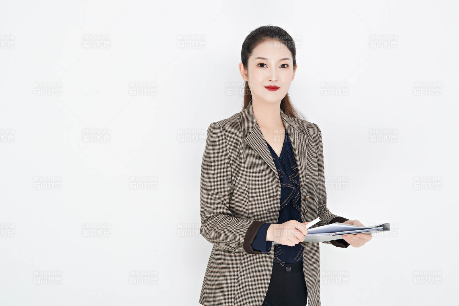 白色背景下的美丽商务女性肖像图片