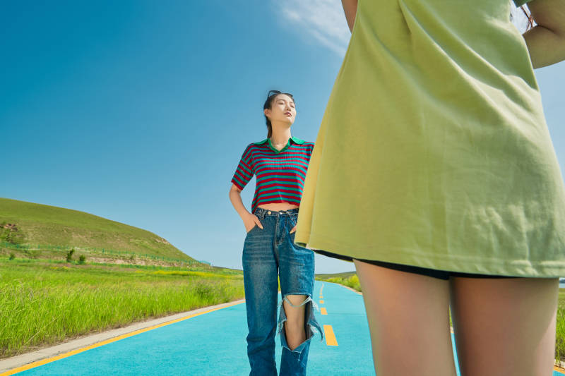 夏日湖边彩色公路上的亚洲少女图片