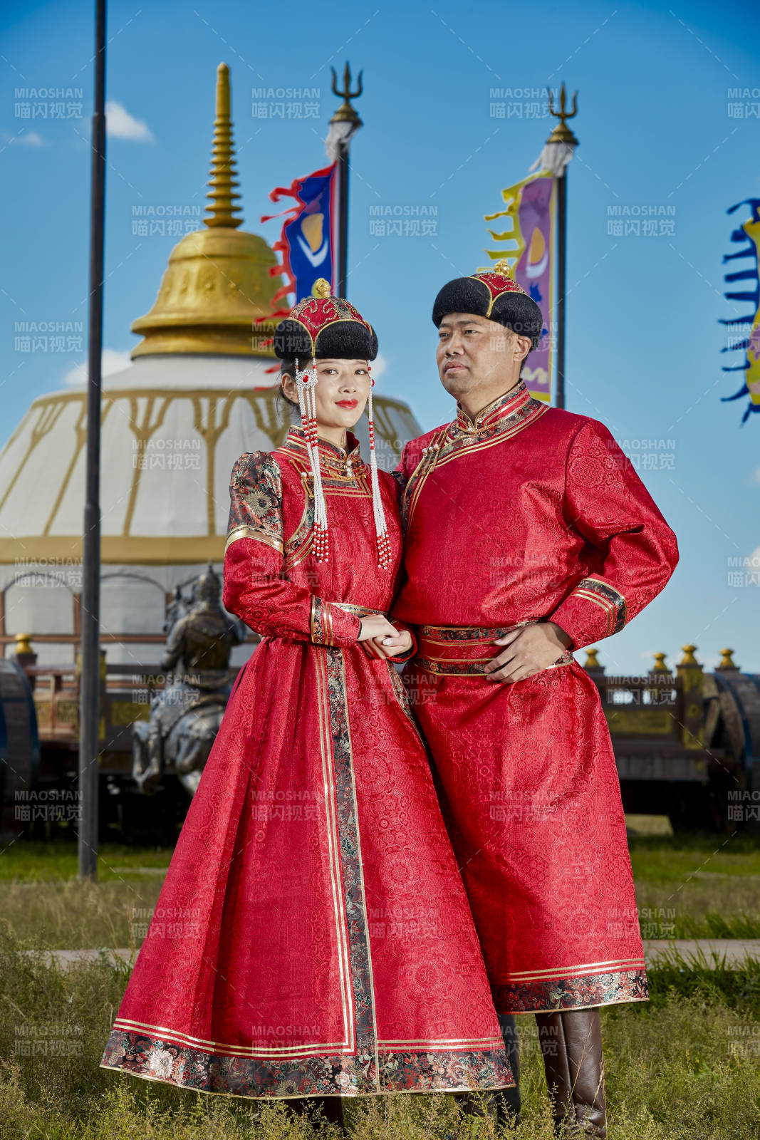 草原上蒙古包前穿蒙古族传统服饰的年轻夫妻图片